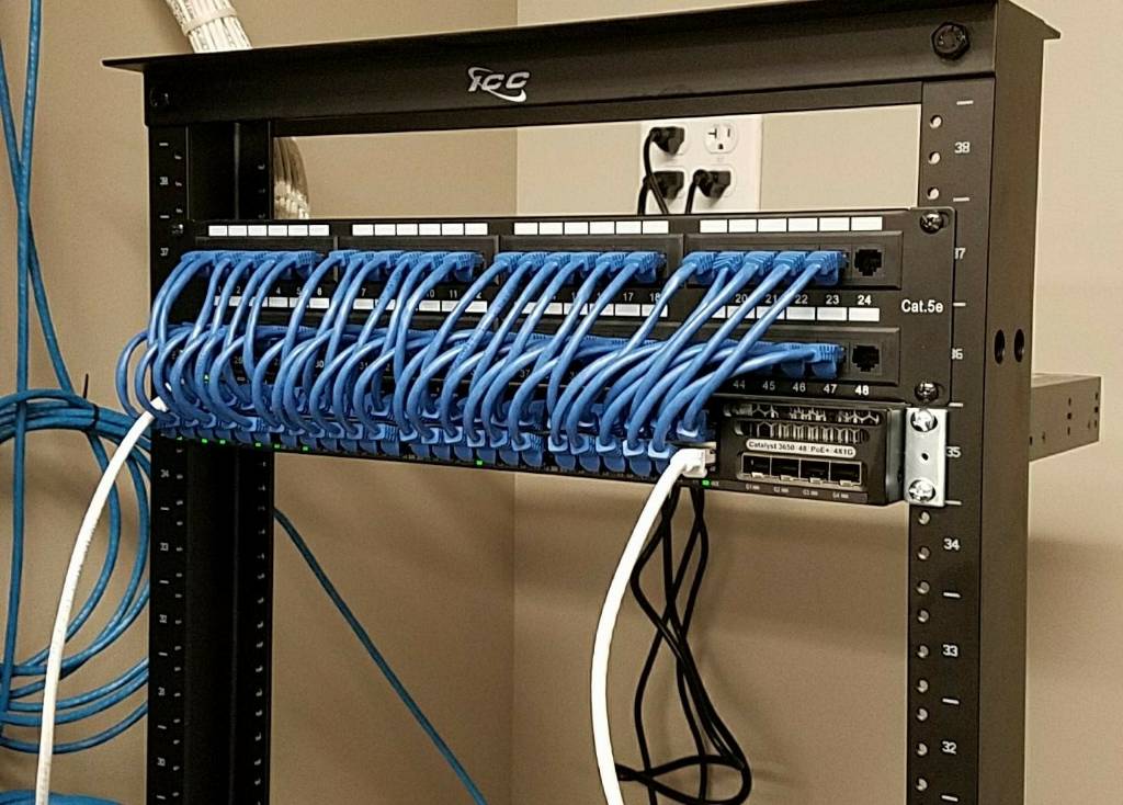 Кабельная панель. Серверный шкаф Panduit 45u. Hyperline Cat 5e патч панель. Патч-панели r45. Коммутационный шкаф Krauler 15.